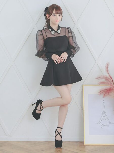 首元の襟デザインと大きめのビジューで存在感もUP