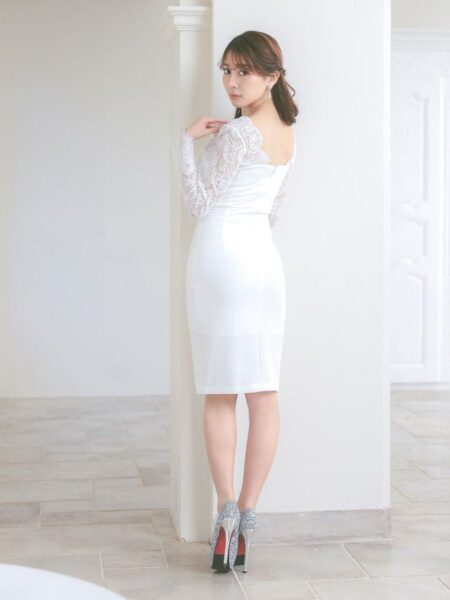 大胆なデコルテ見せが色気溢れる冬に映えるホワイトドレス