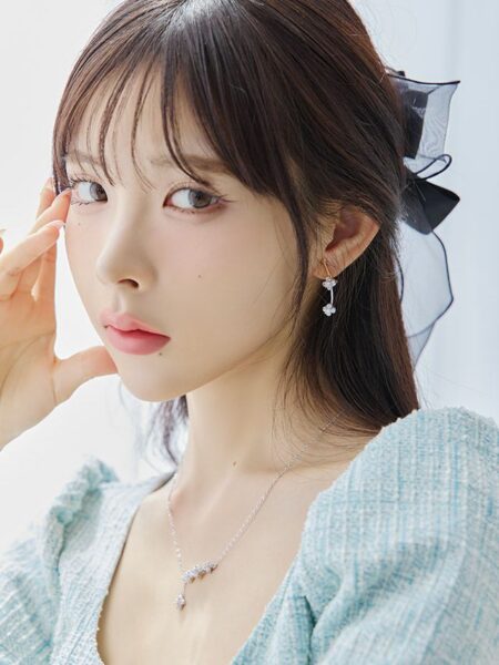 清楚系のドレスとの組み合わせにぴったり