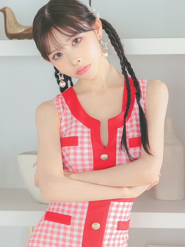 可愛いを全振りした赤がポイントのドレス