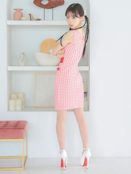 タイトシルエットとノースリーブで脚を長く綺麗に見せる