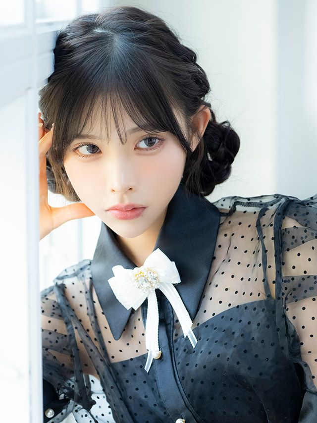 ビジューが繊細に煌めく高級感高まるブローチ