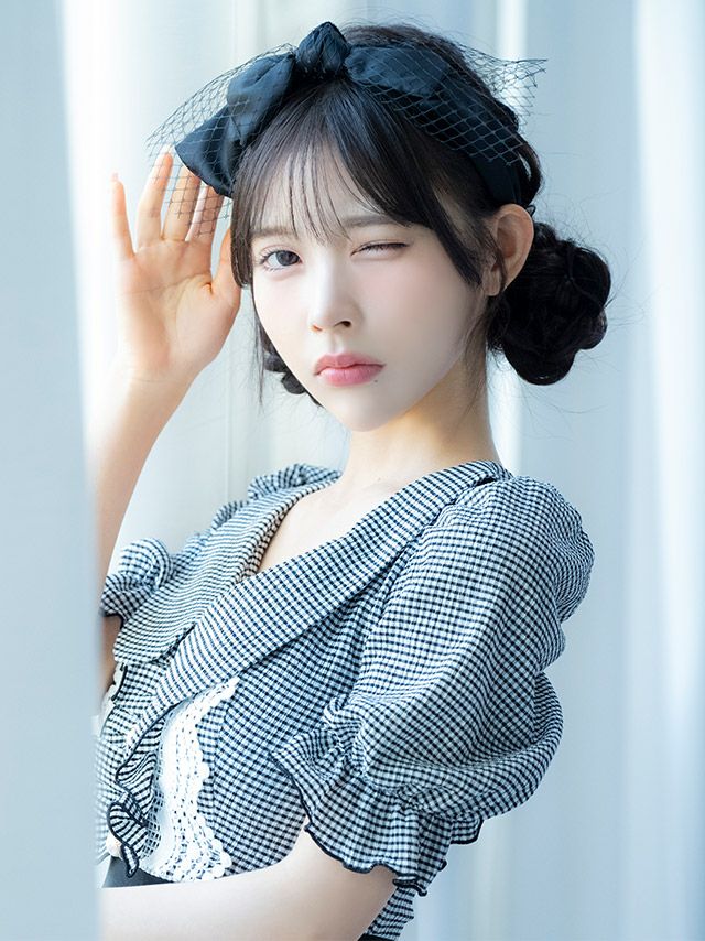 大きめのブラックリボンでお顔周りを華やかに