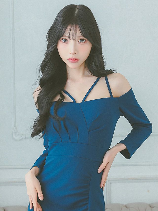 コードデザインでデコルテを美しく見せる