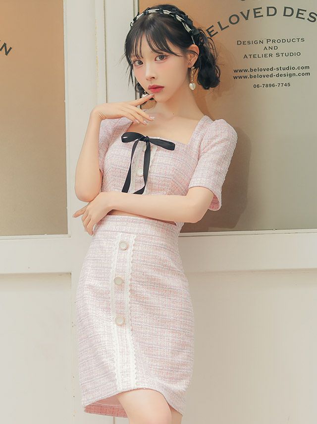 フロントのブラックリボンがポイントのミニドレス