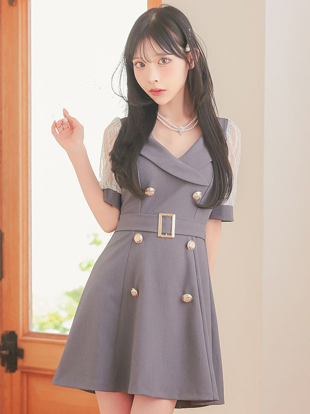 ウエストベルトと開きすぎないVネックがポイント