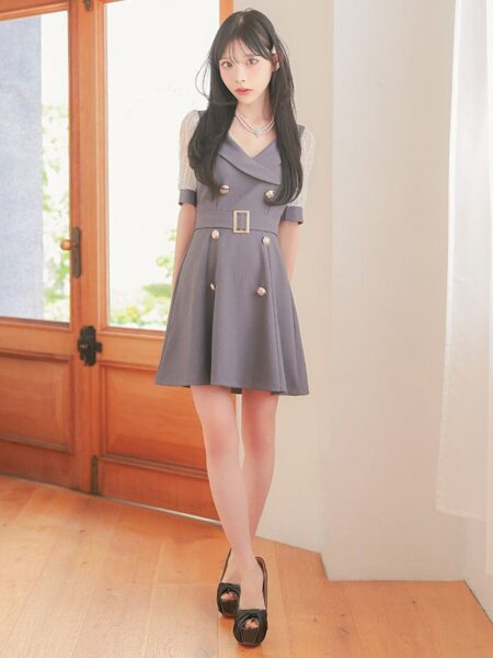 レーススリーブから程良く素肌を魅せる