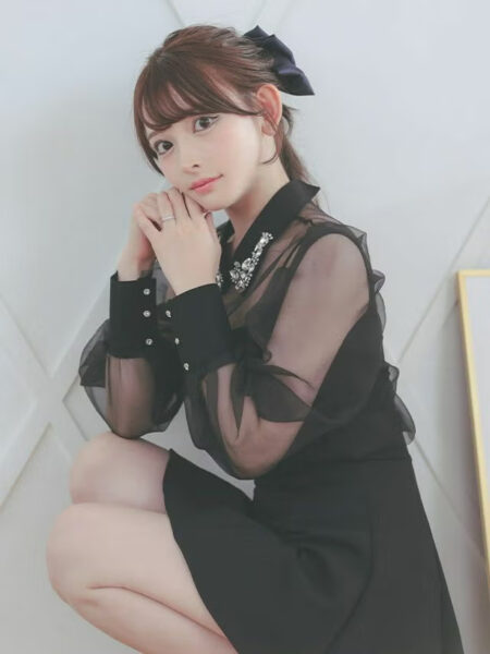 透け感のあるブラウスで大人の清楚スタイルに