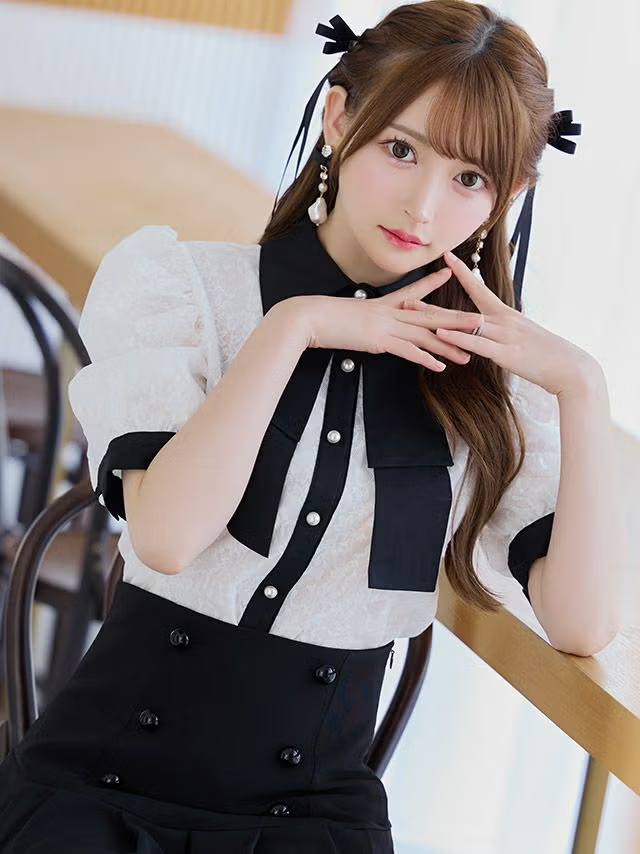 大きいリボンとブラウスの組み合わせが可愛いドレス