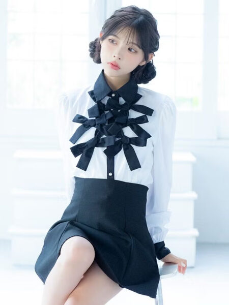 フロントに施されたブラックリボンがポイントのドレス