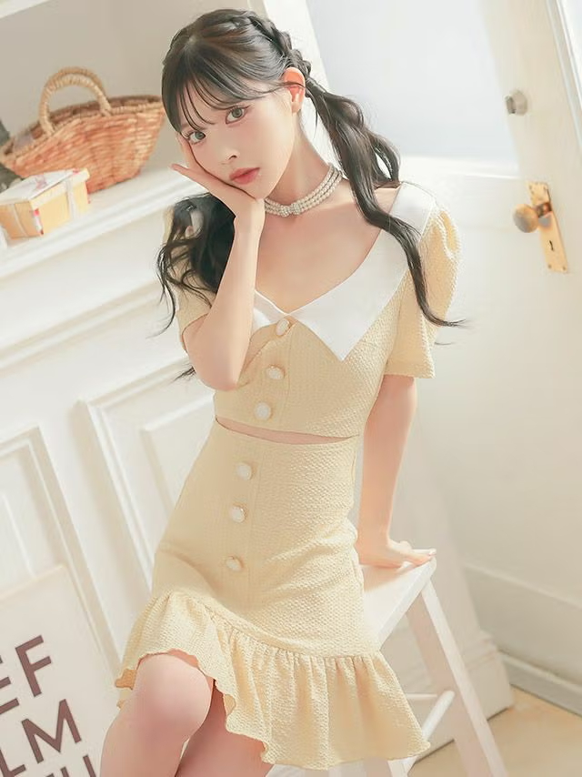 春らしい淡いイエローカラーがポイントのミニドレス