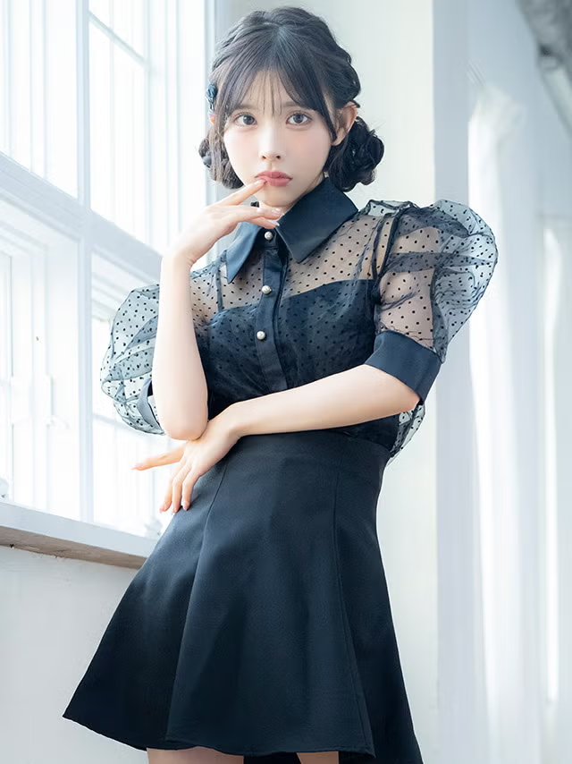 ドット柄のシアーで抜け感のあるシルエットを演出