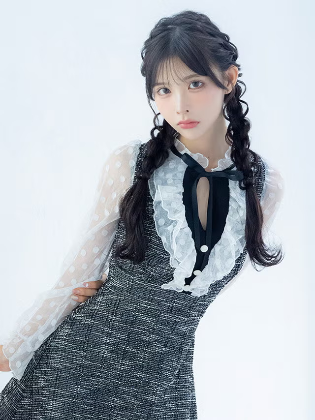 ドット柄フリルで甘くなりすぎないキュートなミニドレス